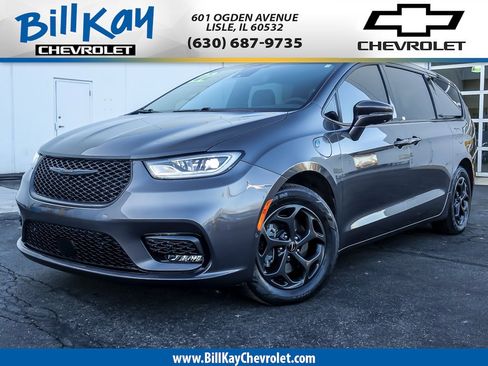 Used 2022 Chrysler Pacifica Limited w/ Uconnect Theater Family Group image 1