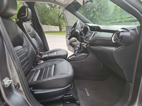 Used 2019 Nissan Kicks SR w/ SR Premium Package FWD image 31