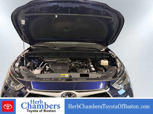 Used 2024 Toyota Highlander XLE AWD/4WD image 8