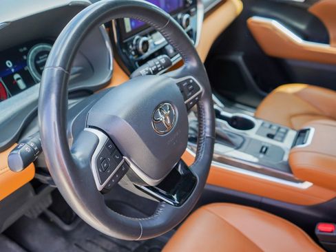 Used 2023 Toyota Highlander Platinum image 7