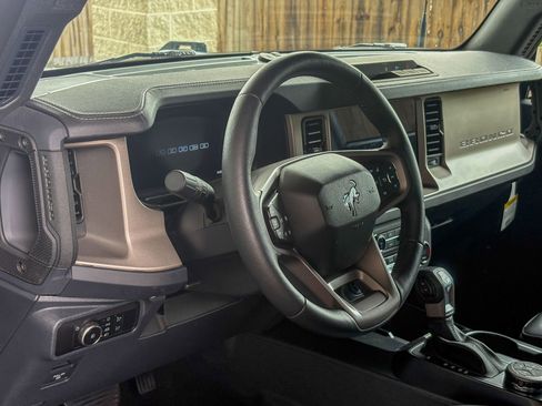 Used 2025 Ford Bronco Outer Banks AWD/4WD image 2