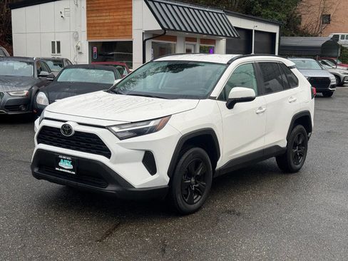 Used 2022 Toyota RAV4 XLE image 1