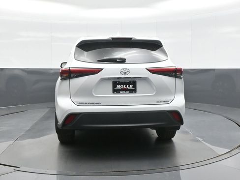 Used 2022 Toyota Highlander XLE AWD/4WD image 6