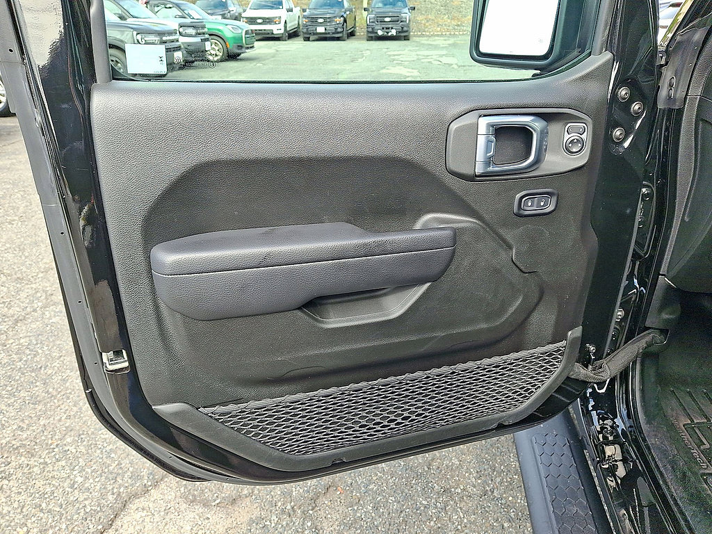 Used 2024 Jeep Wrangler Unlimited w/ Convenience Group AWD/4WD image 16