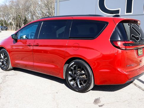 Used 2025 Chrysler Pacifica Limited image 6