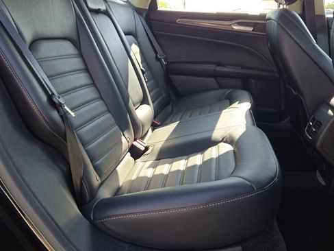 Used 2017 Ford Fusion SE w/ Fusion SE Technology Package FWD image 8
