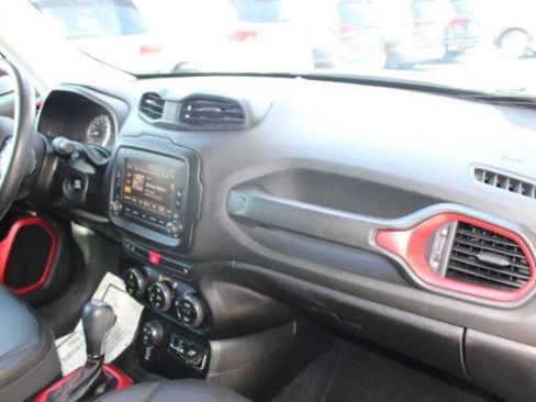 Used 2016 Jeep Renegade Trailhawk w/ Premium Trailhawk Package AWD/4WD image 19