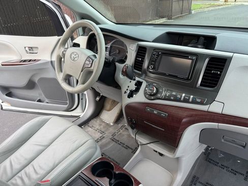 Used 2013 Toyota Sienna XLE image 15