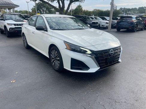Used 2025 Nissan Altima 2.5 SV FWD image 7