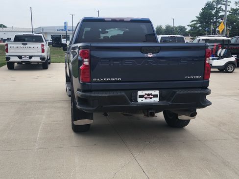 Used 2022 Chevrolet Silverado 2500 Custom w/ Custom Value Package AWD/4WD image 6