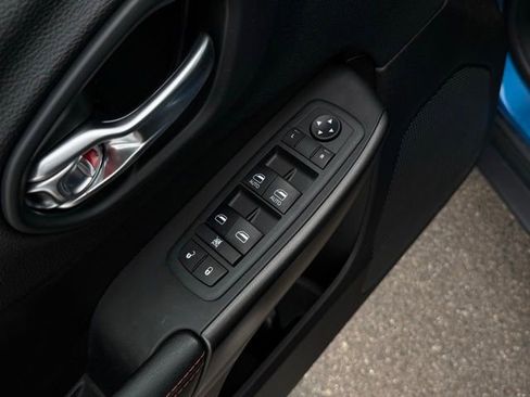 Used 2020 Jeep Cherokee Trailhawk w/ Cold Weather Group AWD/4WD image 11