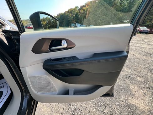 Used 2017 Chrysler Pacifica Touring Plus w/ Tire & Wheel Group image 31