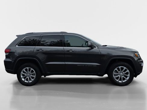 Used 2021 Jeep Grand Cherokee Laredo image 3