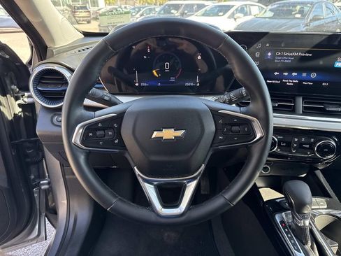 Used 2025 Chevrolet Trax LT w/ LT Convenience Package FWD image 22