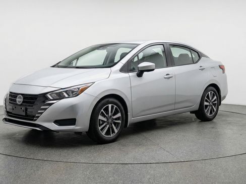 Used 2025 Nissan Versa SV image 3