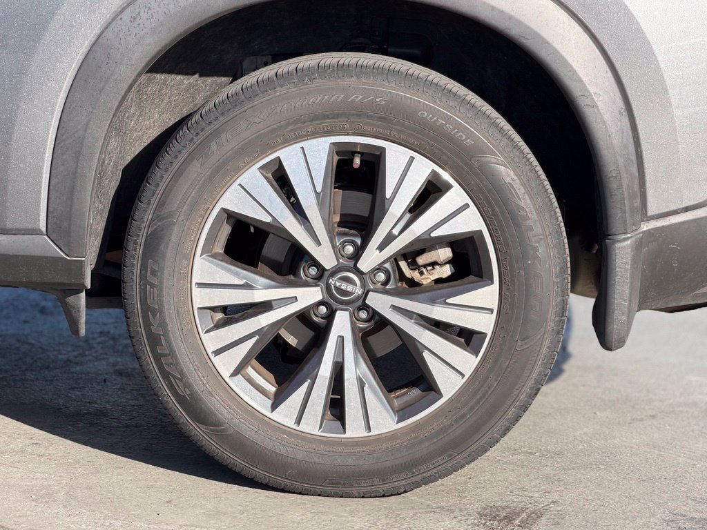 Used 2023 Nissan Rogue SV FWD image 3