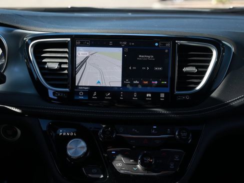 New 2026 Chrysler Pacifica Limited image 23