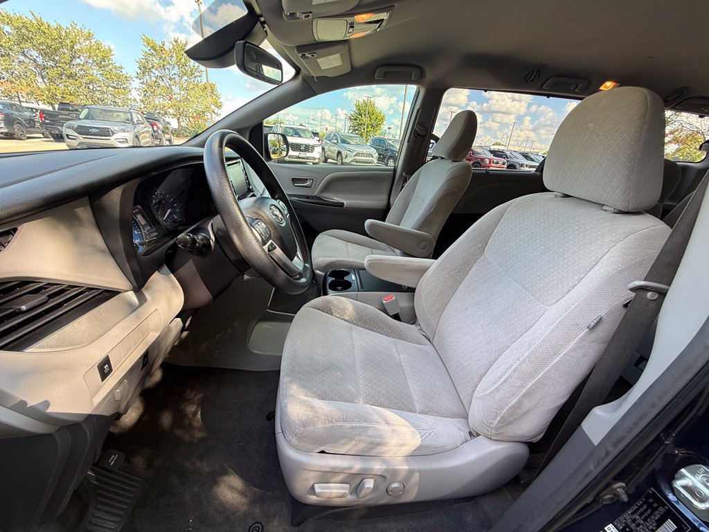 Used 2018 Toyota Sienna LE FWD image 28