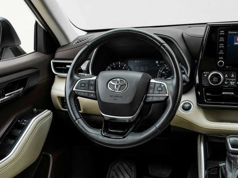 Used 2021 Toyota Highlander XLE image 18