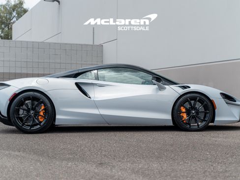 Used 2023 McLaren Artura RWD image 8