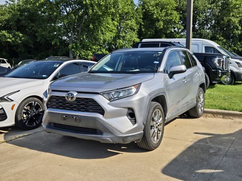 Used 2019 Toyota RAV4 XLE Premium w/ Cold Weather Package FWD image 3