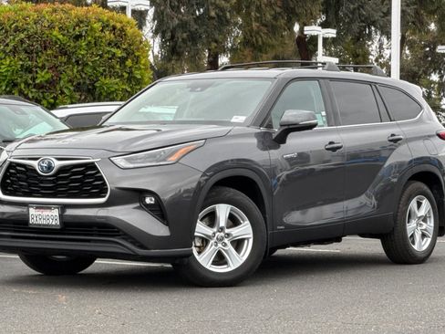 Used 2021 Toyota Highlander LE AWD/4WD image 9