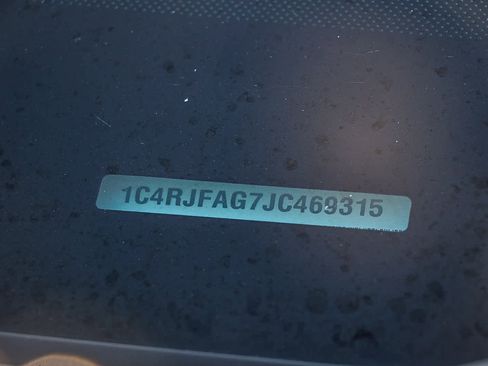 Used 2018 Jeep Grand Cherokee Laredo image 27