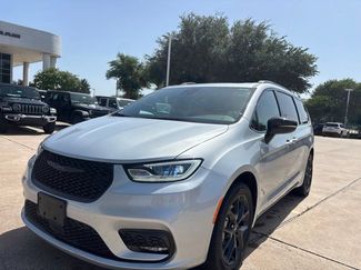 Used 2023 Chrysler Pacifica Limited w/ S Appearance Package AWD/4WD video 1