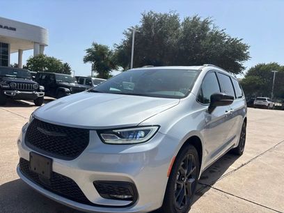 Used 2023 Chrysler Pacifica Limited w/ S Appearance Package