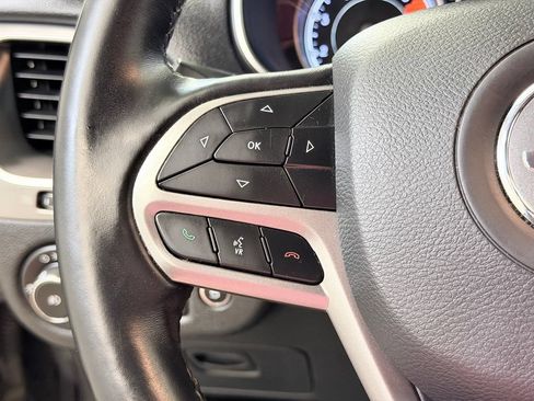 Used 2019 Jeep Cherokee Latitude Plus w/ Comfort/Convenience Group FWD image 41