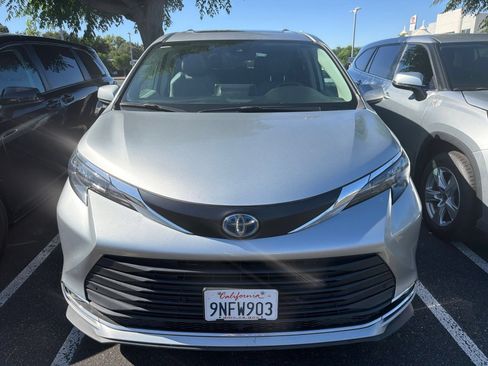 Used 2024 Toyota Sienna XLE FWD image 3