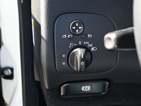 Used 2009 Mercedes-Benz CLK 550 Coupe image 38