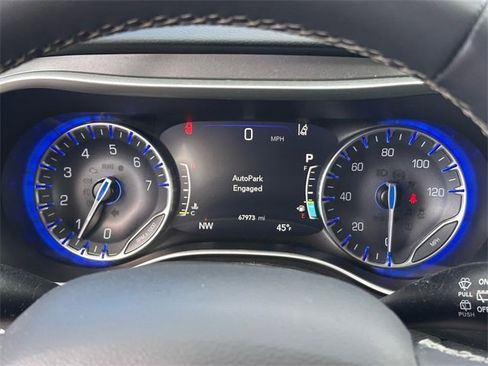 Used 2022 Chrysler Pacifica Touring-L image 16