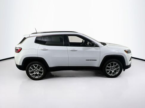 Used 2023 Jeep Compass Latitude w/ Sun and Sound Group AWD/4WD image 4