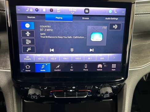 Used 2023 Jeep Grand Cherokee Limited w/ Black Appearance Package image 14