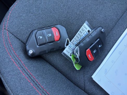 Used 2025 Jeep Wrangler Unlimited Rubicon image 29