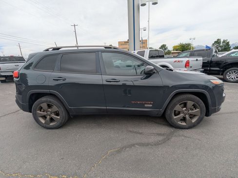Used 2017 Jeep Cherokee Latitude w/ Comfort/Convenience Group AWD/4WD image 2