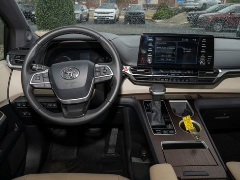 Used 2021 Toyota Sienna XLE image 7
