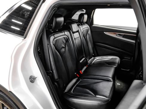 Used 2019 Lincoln Nautilus Select image 31