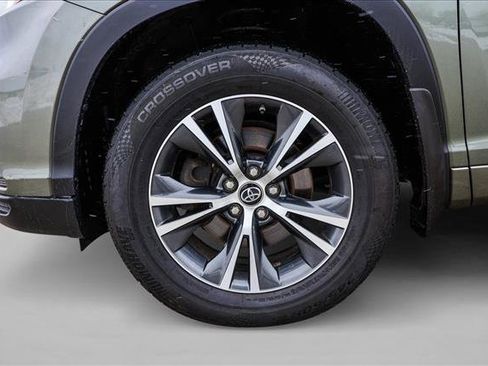 Used 2016 Toyota Highlander XLE image 9