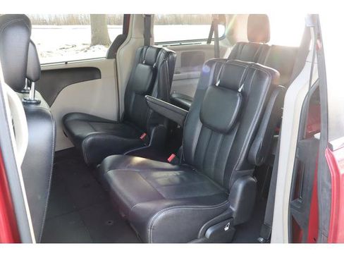 Used 2016 Chrysler Town & Country Touring-L image 8