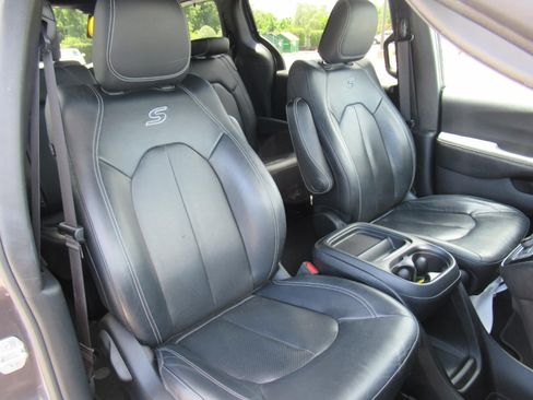 Used 2020 Chrysler Pacifica Touring-L w/ S Appearance Package FWD image 9