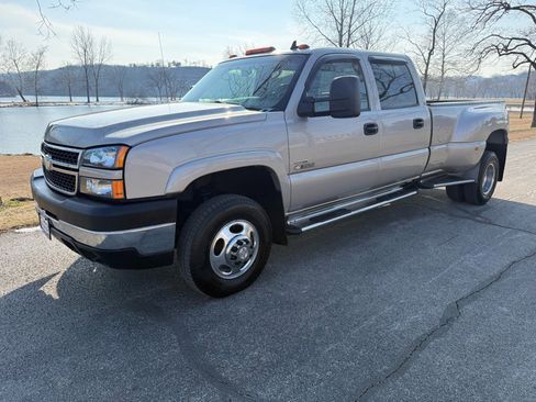 Used 2006 Chevrolet Silverado 3500 LT w/ Heavy-Duty Power Package image 3