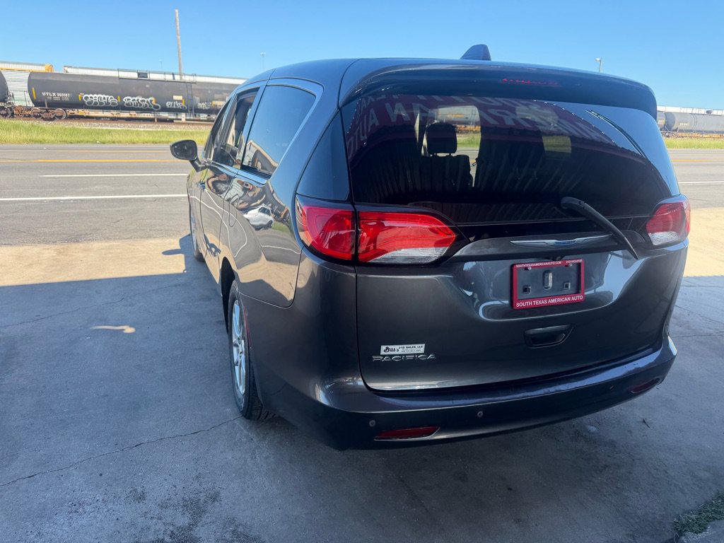 Used 2018 Chrysler Pacifica Touring FWD image 6