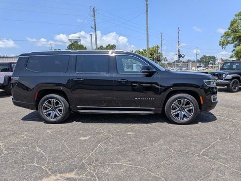 Used 2025 Jeep Wagoneer L 4WD w/ Premium Group I image 3