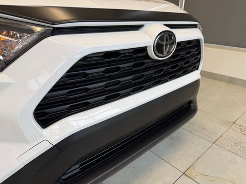 Used 2019 Toyota RAV4 LE image 2