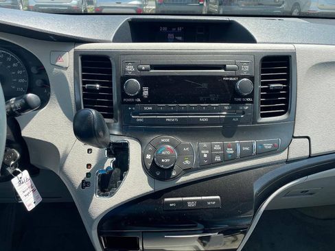 Used 2014 Toyota Sienna LE FWD image 18