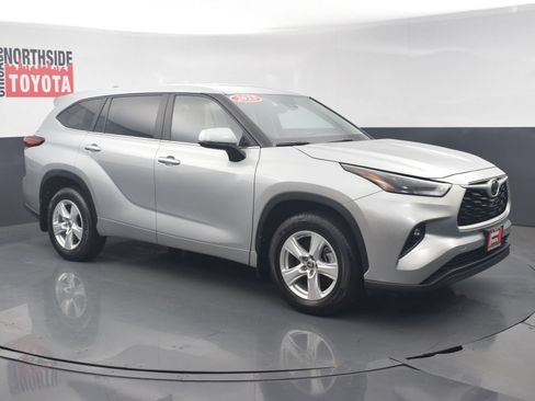 Used 2023 Toyota Highlander LE AWD/4WD image 6