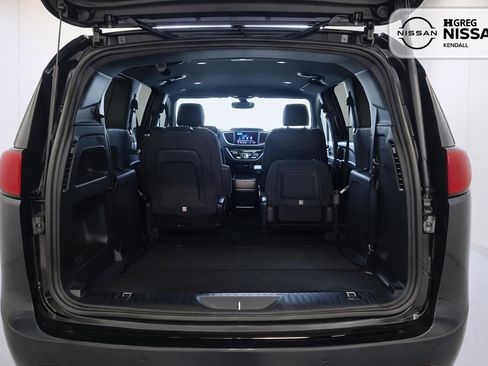 Used 2018 Chrysler Pacifica Touring Plus w/ S Appearance Package FWD image 12
