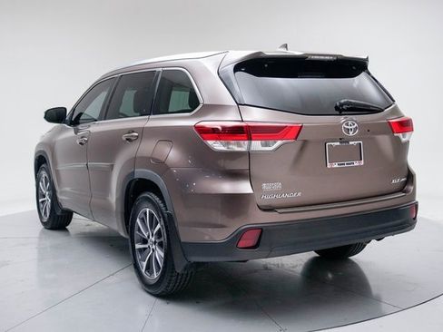 Used 2018 Toyota Highlander XLE image 3